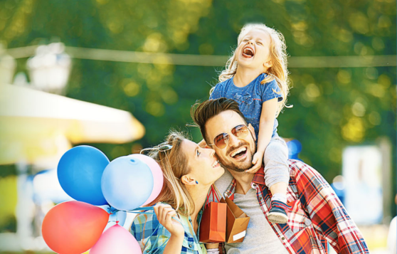 Emotionen in der Kundenbindung - Glückliche Familie mit Kind